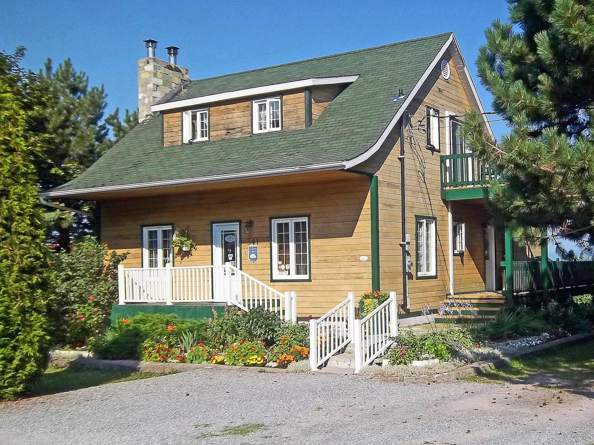 Gite La Halte Du Verger Bed And Breakfast Rivière-du-Loup Exterior foto